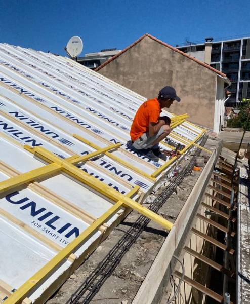 Illustration d'une rénovation de toiture avec pose de panneau sandwich dans le 10ème arrondissement de Marseille