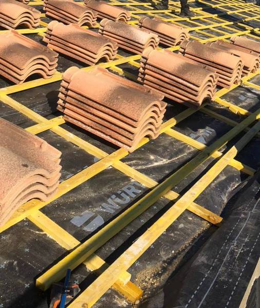 Travaux d'entretien et de rénovation d'une toiture ancienne à Marseille 8ème 13008