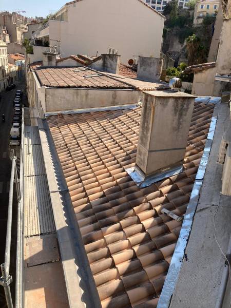 Installation de velux pour rénover la toiture d'un bâtiment en copropriété près du quartier de Bonneveine dans le 8ème à Marseille