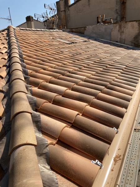 Dépose et pose de nouvelles gouttières sur le toit d'une copropriété près du Parc Borély à Marseille 13008