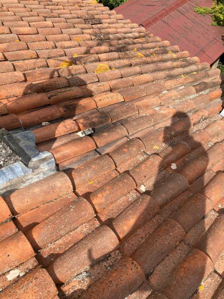 Inspection d'une toiture par des artisans couvreurs près de Châteauneuf les Martigues