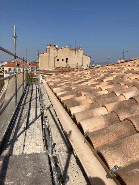 Remplacement des gouttières sur la toiture dun immeuble en copropriété quartier Castellane Marseille