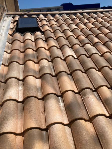 Faire rénover une toiture avec installation d'une fenêtre de toit près des Goudes à Marseille