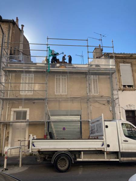 Chantier de rénovation de toiture artisans couvreurs spécialisés à Marseille 13008