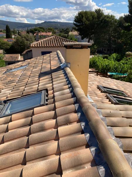 Vue des deux arêtes d'un toit rénové avec velux près de Bandol