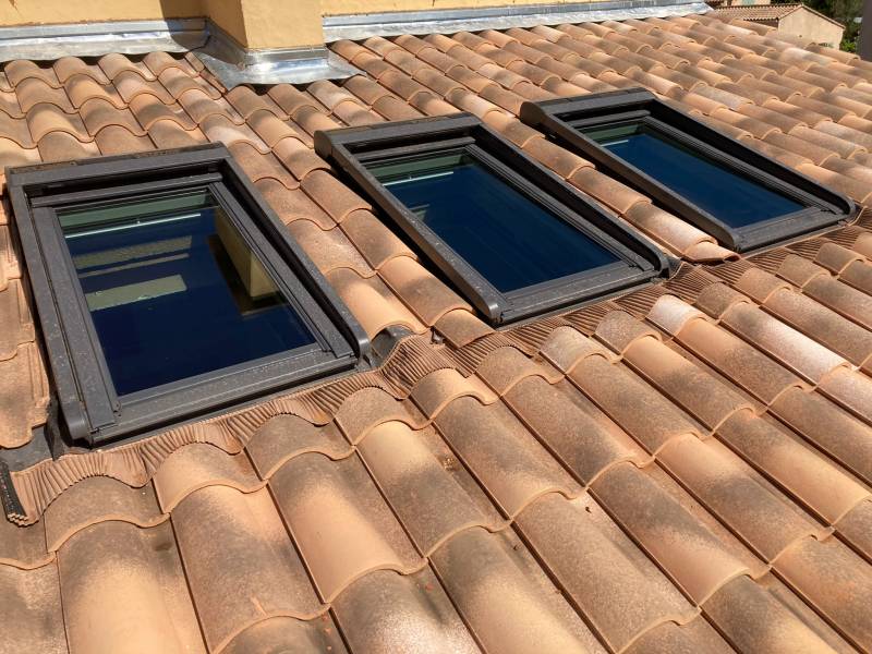 3 fenêtres de toit installés lors de la rénovation d'une toiture près de Toulon