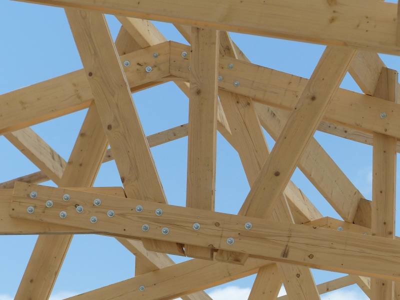 Pose traditionnelle de charpente en bois sur les maisons et appartements dans les Bouches du Rhône (13)